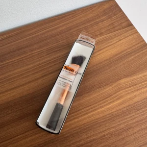 Foundation Brush från Real Techniques - Aldrig använd. Perfekt för att applicera foundation.