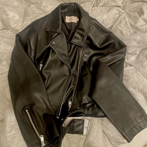 Svart skinnjacka från Nelly - Säljer min svarta skinnjacka från Nelly! 