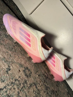 Rosa Adidas F50 - Rosa adidas fotbollsskor i storlek 41. Det är änvända 2 gånger.