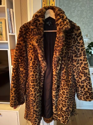 Leopardmönstrad pälsjacka från Zara - leopardmönstrad pälsjacka från Zara TRF Collection. Jackan har bred krage, helsvart foder och är i syntetiskt pälsmaterial. 