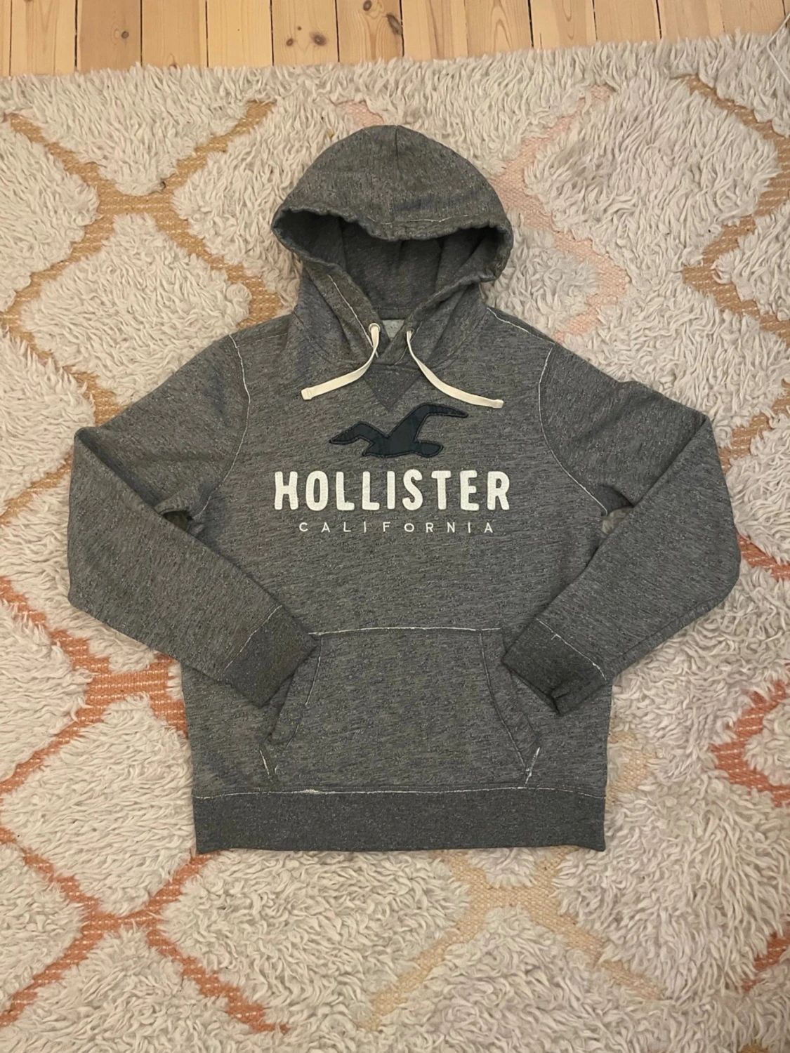 Grå hoodie från Hollister  - 2
