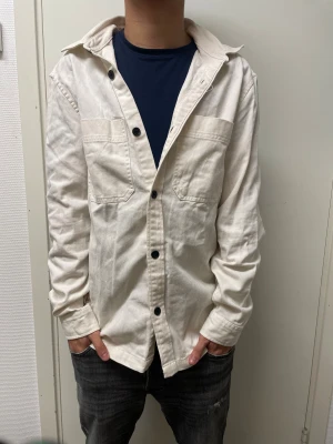 Overshirt - Fet vit Overshirt från H&M. Storlek S men passar M. Väldigt bra skick. Modellen är 173cm, 64kg. Pris kan självklart diskuteras!