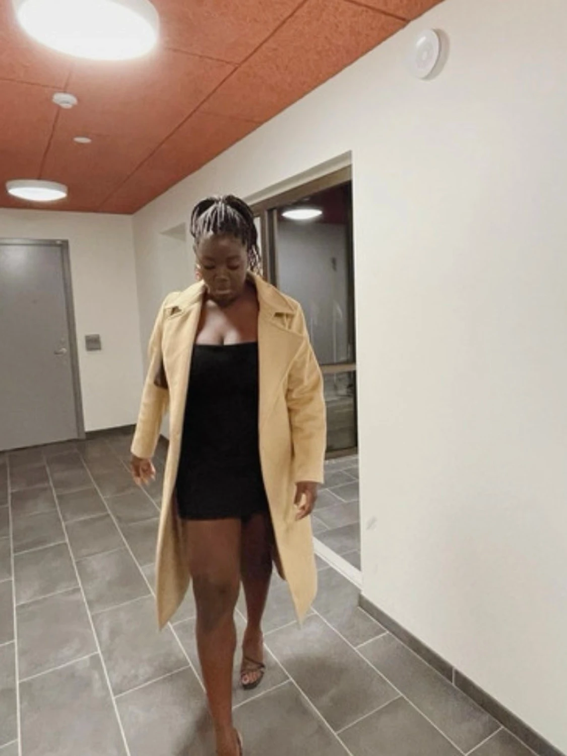 Beige kappa med bälte och bred krage - 1