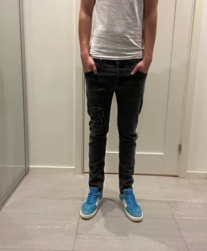 Dondup Jeans  - Säljer nu dessa Dondup Jeans med snygga slitningar i populär design, skriv för fler bilder/frågor🙌🏼