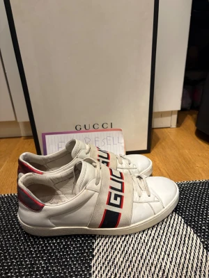 Gucci skor - Storlek 40,5| skick 9/10| allt og förutom sulan finns| pm för mer info! Kom med bud, kan även ta byten