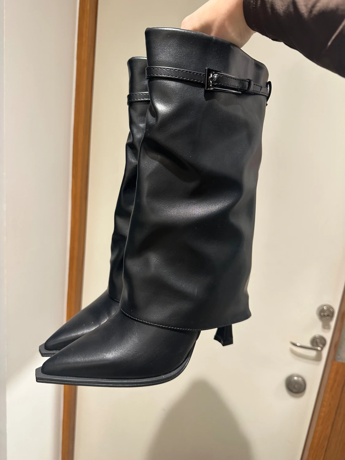 Svarta boots med spetsig tå och bälte - 2