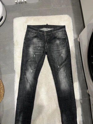 Svarta jeans från Dsquared2 - Snygga svarta jeans från Dsquared2 i mycket bra skick. Inga defekter. Storlek 46. Vilket motsvarar W29 L32. 