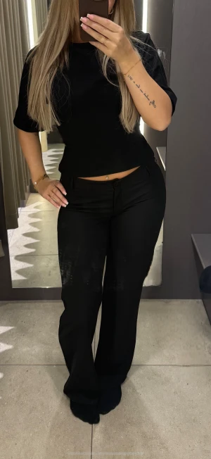 Lågmidjade kostymbyxor  - Lågmidjade kostymbyxor från Nelly i storlek S/36. Använda fåtal gånger🫶 tryck på bild för att se helheten på byxorna!