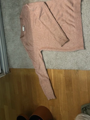  stickad tröja från vila - Säljer en stickad ljusrosa stickad tröja från vila, välanvänd och därefter ganska nopprig. 