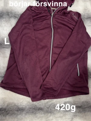 Tjocktröja  - Noppig och trycket på axeln börjar försvinna. Storlek L