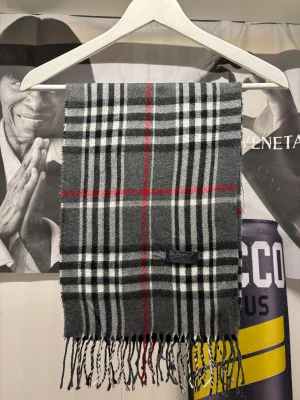 Vintage Burberry Halsudk Scarf - -Riktigt bra skick. Nypris på dessa ligger på runt 5000kr, vilket gör detta till ett sjukt bra pris! Halsduken är gjord i Lamull, och är perfekt inför hösten och den kommande vintern. Anledningen till att det står ”Burberry’s” och inte ”Burberry” på lappen är eftersom halsduken är från några år tillbaka, innan de bytte namn! Om du har någon fråga är det bara att skriva till mig. /elgnce 