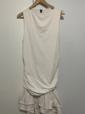 En fin fest klänning , stl XL - En fin klänning i fest, vit med en liten gnutta rosa färg , oerhört skönt material