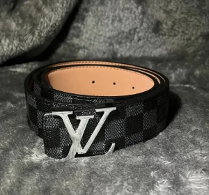 L.V bälte - Säljer ett fint L.V bälte perfekt för dig som gillar stil och mode. Kom dm för eventuella frågor🧐pris kan diskuteras 💯.