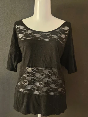 Spets tröja - Skriv för mer information och för att diskutera priset💕  Dockan är storlek small  Jag garanterar äktighet och oskadar på alla mina varor och kålla in min profil för liknande artiklar och bundles upp till 15% rabbat❗️  Ignorera! #coquette #avantgarde #2000s #y2k #tröja #linne #pink #rosa #svart #vit #vitt #year #juicy #couture #juicycouture #victoria #secret #victoriasecret #snygg #söt #black #white #fashion #asthetic #quality #luxury #luxuryfashion #quietluxury #qualityclothing #vintage #vintages