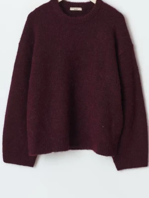 Vinröd stickad tröja från Gina Tricot - Vinröd stickad tröja från Gina Tricot i storlek S. Tröjan har rund hals, långa ärmar och ribbade muddar vid hals, ärmslut och nederkant. Slutsåld!! Knappt använd💕💕