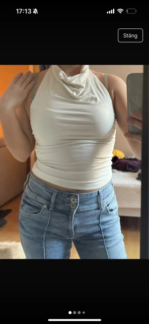 Vit halterneck topp Gina Tricot - Vit sommar topp från Gina tricot, med krage , beige vit, stretch och lent material. Helt oanvänd ny utan prislappen 