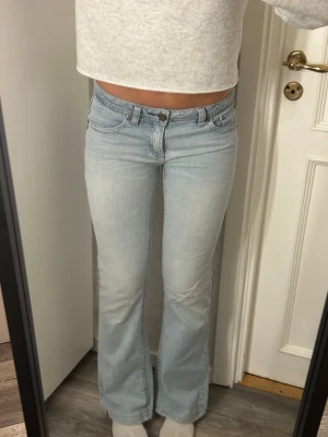 Lågmidjade utsvängda jeans  - Jättefina jeans från Five💓💓 de är vintage men i fint skick. Storleken är i S. Innerben: 77 cm, midja rakt över 40 cm Kom privat för fler mått eller frågor🥰