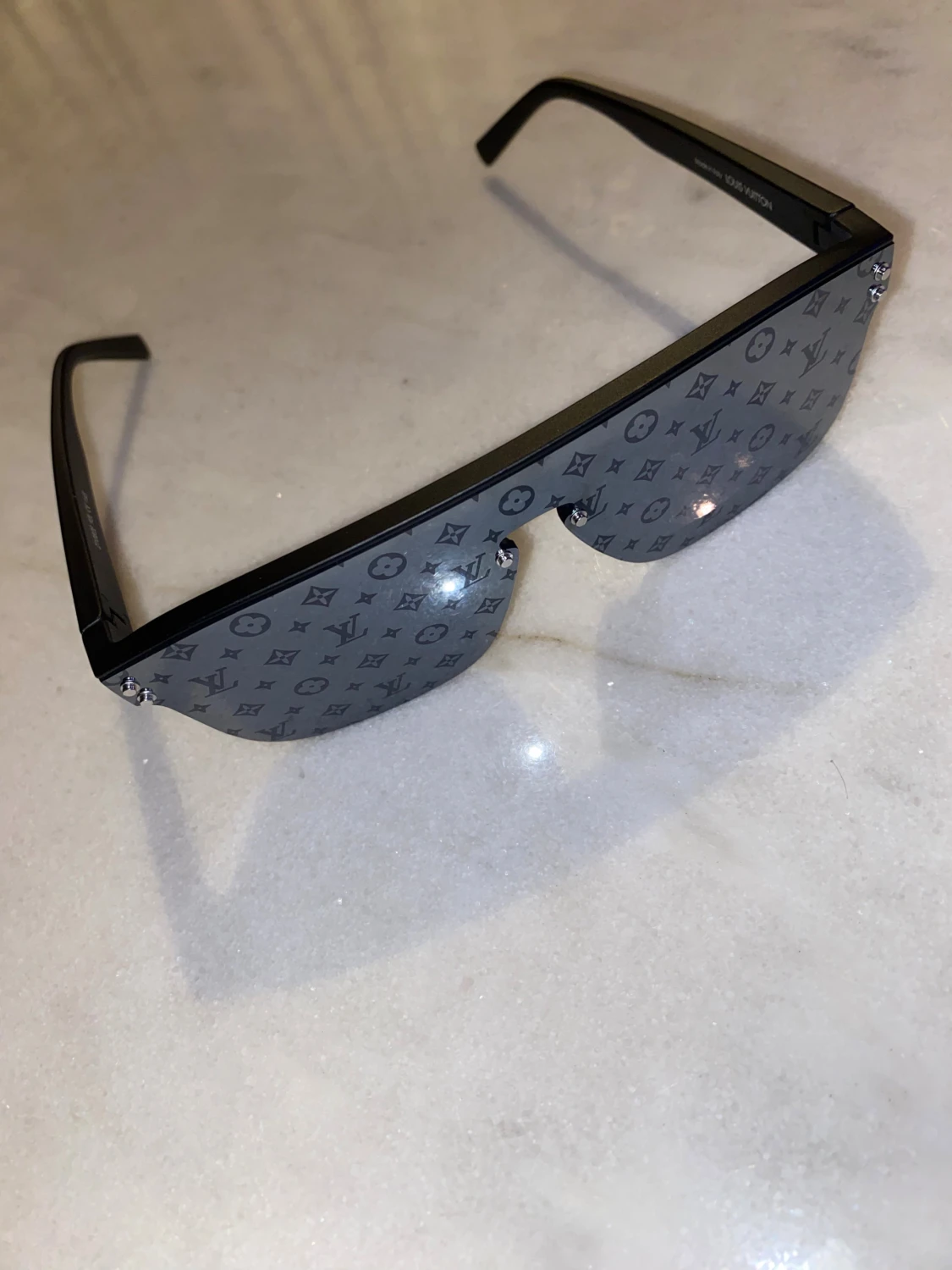 LV solglasögob svarta