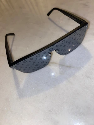 LV solglasögob svarta - Jätte snygga Solglasögon ändast för det billig peng använda aldrig