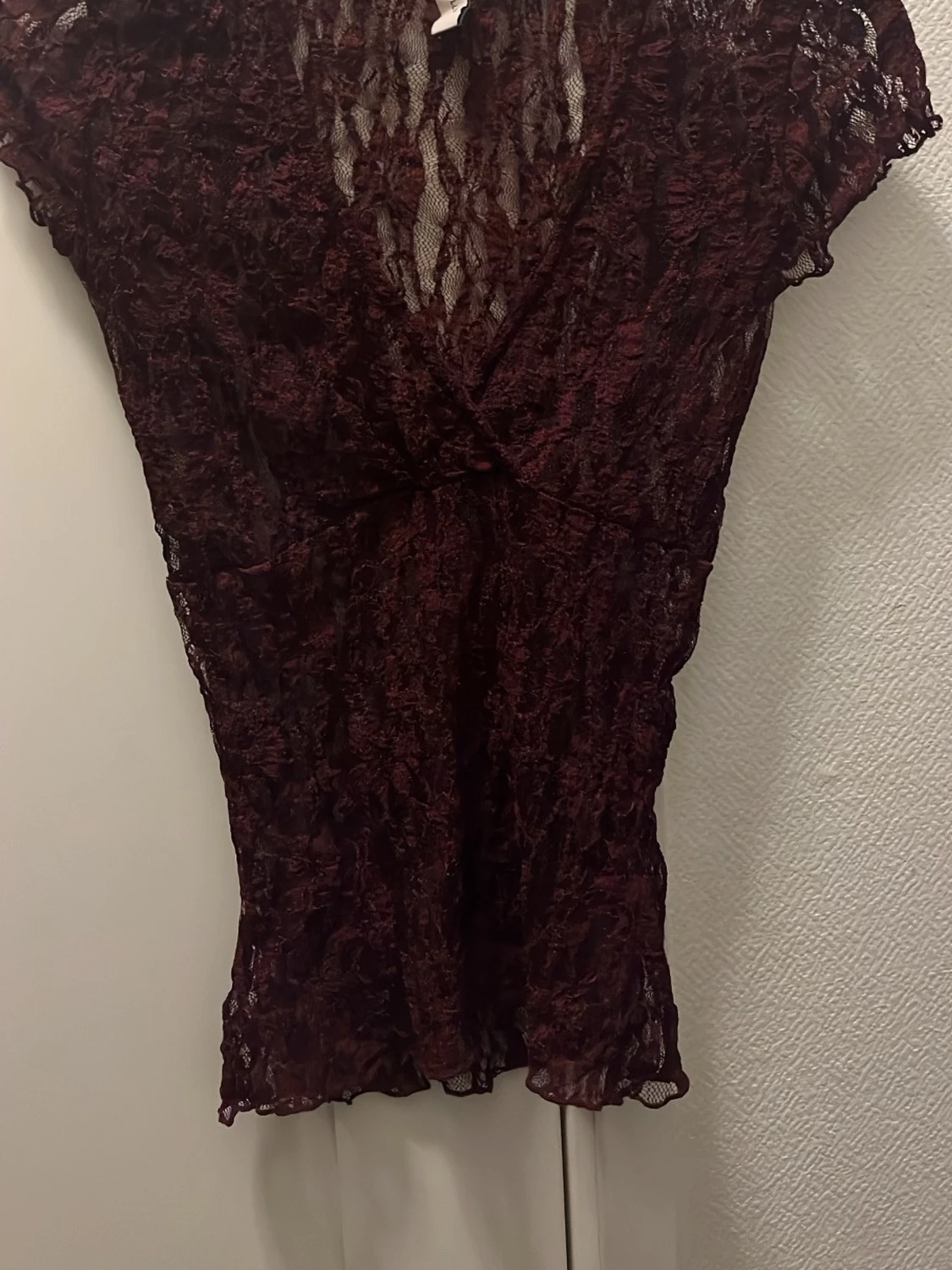 Vinröd spetsblus från Nelly XS