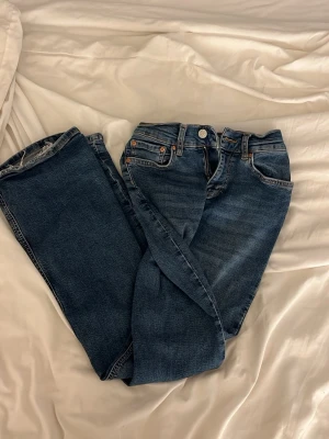 Mörkblå raka jeans från gina - Snygga mörkblå jeans från gina och bootcut. Lite slitna nedtill