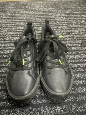 Sneakers  - Svarta sneakers från H&M med limegröna detaljer och ett coolt vitt gaming-tryck på sidan där det står 'Game forevs' och en spelkontroll. Skorna unisex, i storlek 35 och inte jättemycket använda.