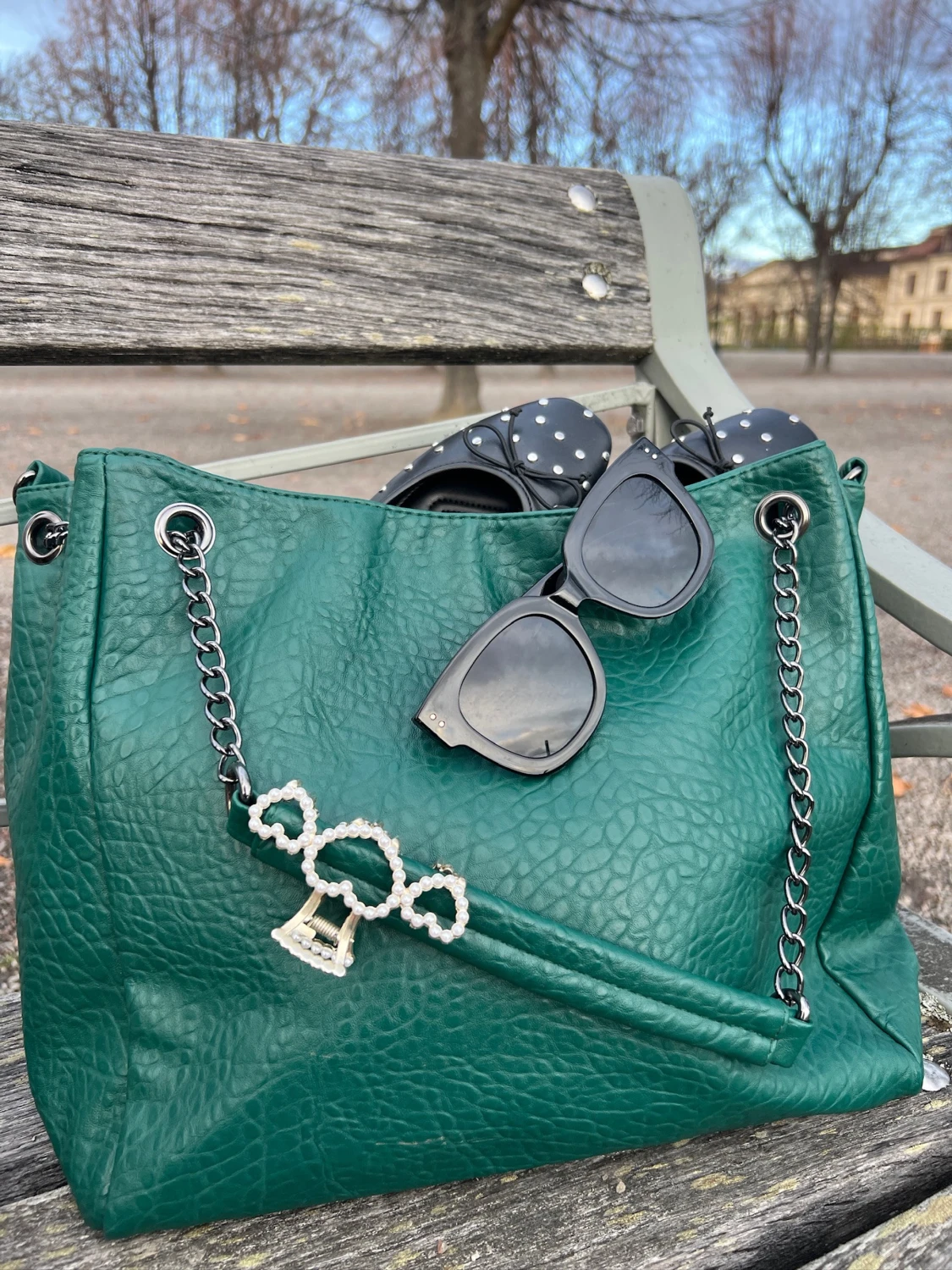 Grön axelväska med kedjedetalj - 1