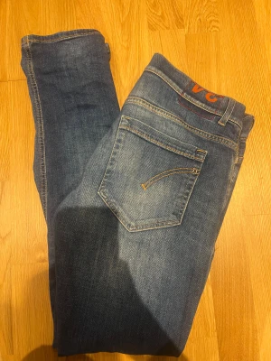 Dondup George  - Snygga blå skinny fit jeans från George med klassiska kontrastsömmar och femficksmodell. Jeansen har en smal passform och är tillverkade i mjukt denimtyg som sitter skönt hela dagen. Perfekta för dig som gillar en clean och enkel look.
