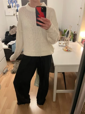 Vit stickad tröja - Säljer denna vita stickade tröjan från lager, en av mina favvo tröjor men jag känner att den inte kommer till användning längre💞 jätteskön och går att ha både som den är och uppvikt då mudden längst ner är ganska lång🥰 storlek XS/S men skulle säkert passa M också💕