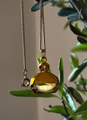 Guldig berlock – liten parfymflaska / vintage-look - Fin guldig berlock i form av en liten parfymflaska. Fin glans och facetterad design. Passar kedjor i standardstorlek. Perfekt som detalj på halsband eller armband. Pris kan diskuteras. ✔ Endast berlocken säljs (kedja ingår inte) ✔ I fint skick 