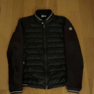 Äkta Moncler cardigan - Moncler cardigan som passar runt M men även S. Köpt från garmsmarket och är äkta, defekten syns på bild 4. Priset är förhandlingsbart 
