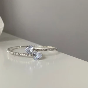 Caroline svedbom liknande armband   - Jättesnyggt och oanvänt armband, ca 19 cm runt handleden. Det är inte Caroline Svedbom, ask ingår ej