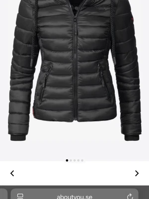 Svart pufferjacka från Navahoo - Snygg svart pufferjacka från Navahoo, den är väldigt skön av sig, den är storlek XS men passar även XXS, aldrig använd,köptes för min lillasyster som inte då ville ha den, skriv privat för egna bilder o mer!❤️