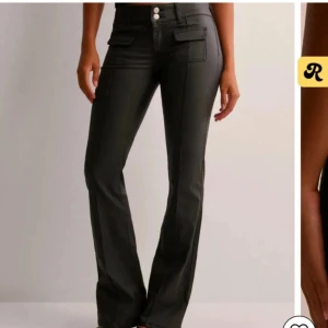 Svarta lågmidjade bootcut-byxor från Nelly - Säljer dessa snygga och eftertraktade jeans ifrån Nelly i skinn. Säljer då de inte kommit till användning längre men har använts men bara syns längst ner då de va för långa men inget man tänker på 🩷🩷🩷 passar xs-s🩷