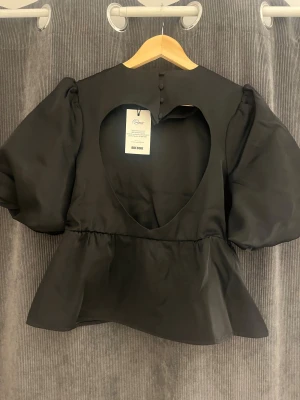 Svart topp med hjärta i ryggen! - Helt ny! Köpt för 499!