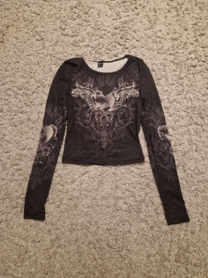 Svart tröja med mönster - Svart tröja med mönster använd 5 gånger, storlek XS från shein 