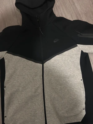 Nike tech gray-black - Helt ny tror har påse o allt har aldrig använt den 