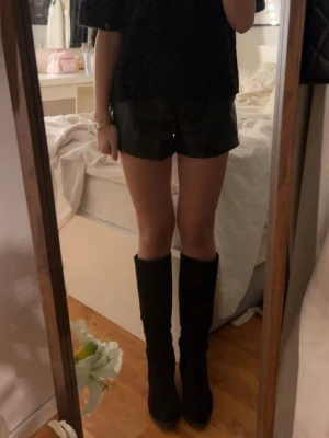 Svarta skinnshorts  - Svarta skinnshorts köpta på bik bok