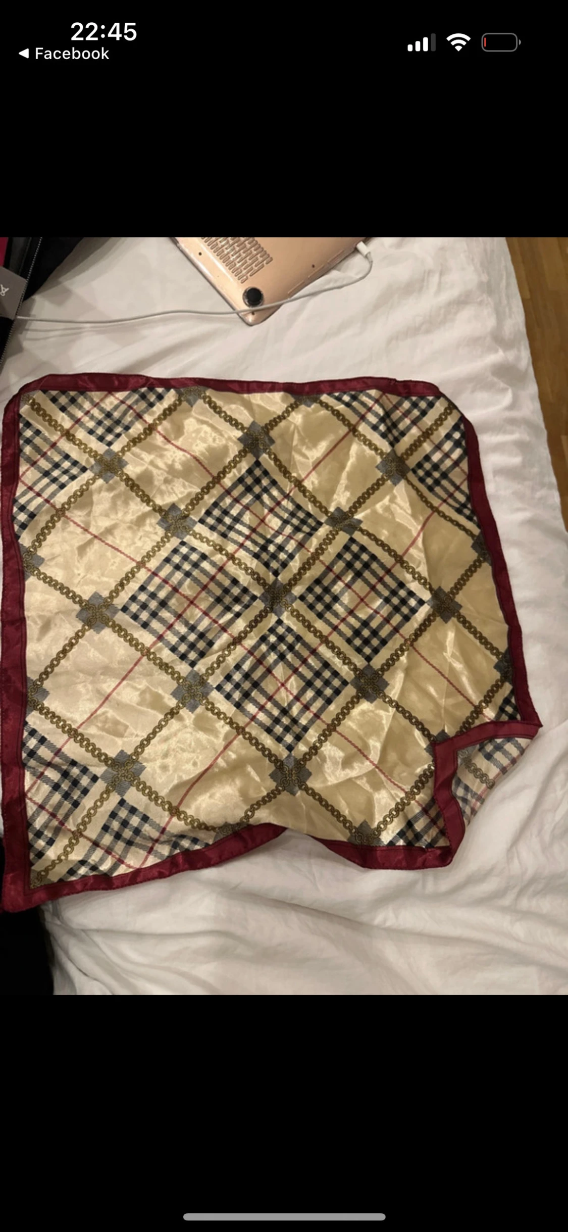 Rutig väst med vinröd kant