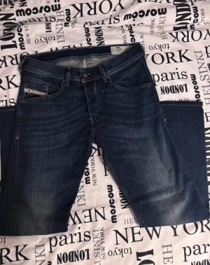 Replay mörkblå jeans W30 L32 - Snygga mörkblå jeans från Replay med klassisk femficksdesign och raka ben. Jeansen har diskreta slitningar framtill och bak, samt detaljerade sömmar. Passar dig som gillar en enkel och stilren look med lite attityd. Mycket gott skick 