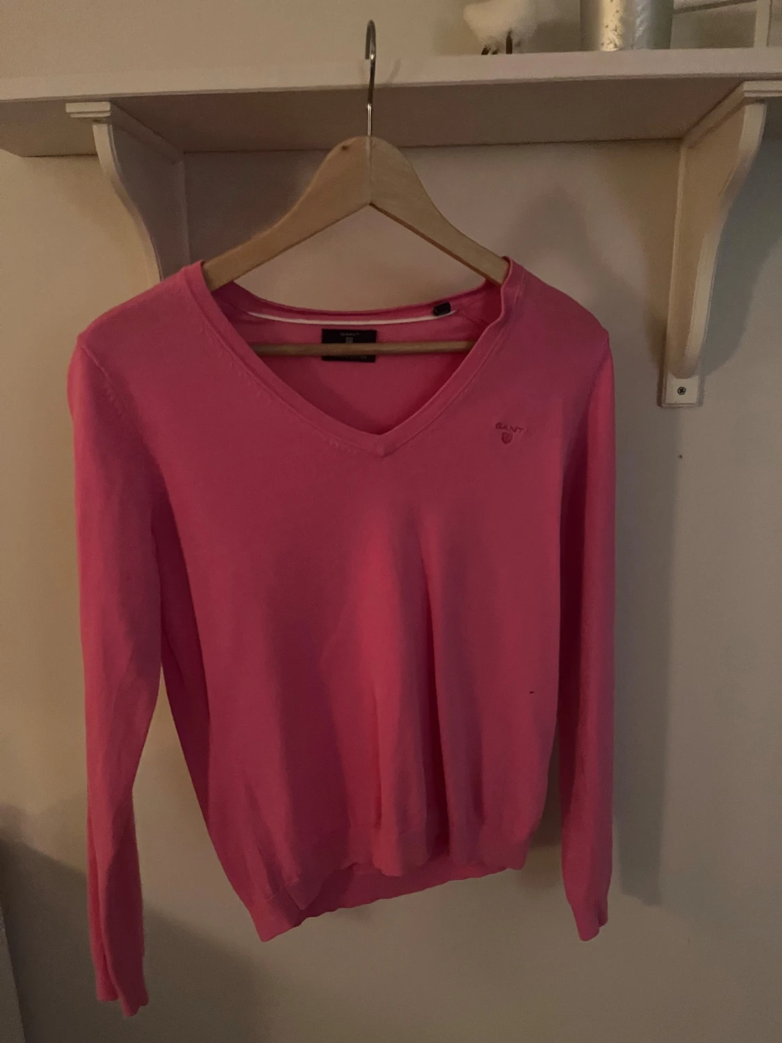 Rosa v-ringad tröja från GANT