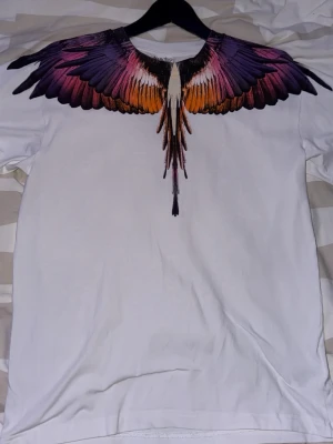 Marcelo Burlon vit t-shirt med vingar - Storlek S men passar också väldigt bra ifall man har storlek M. Pris kan diskuteras, ingen retur.