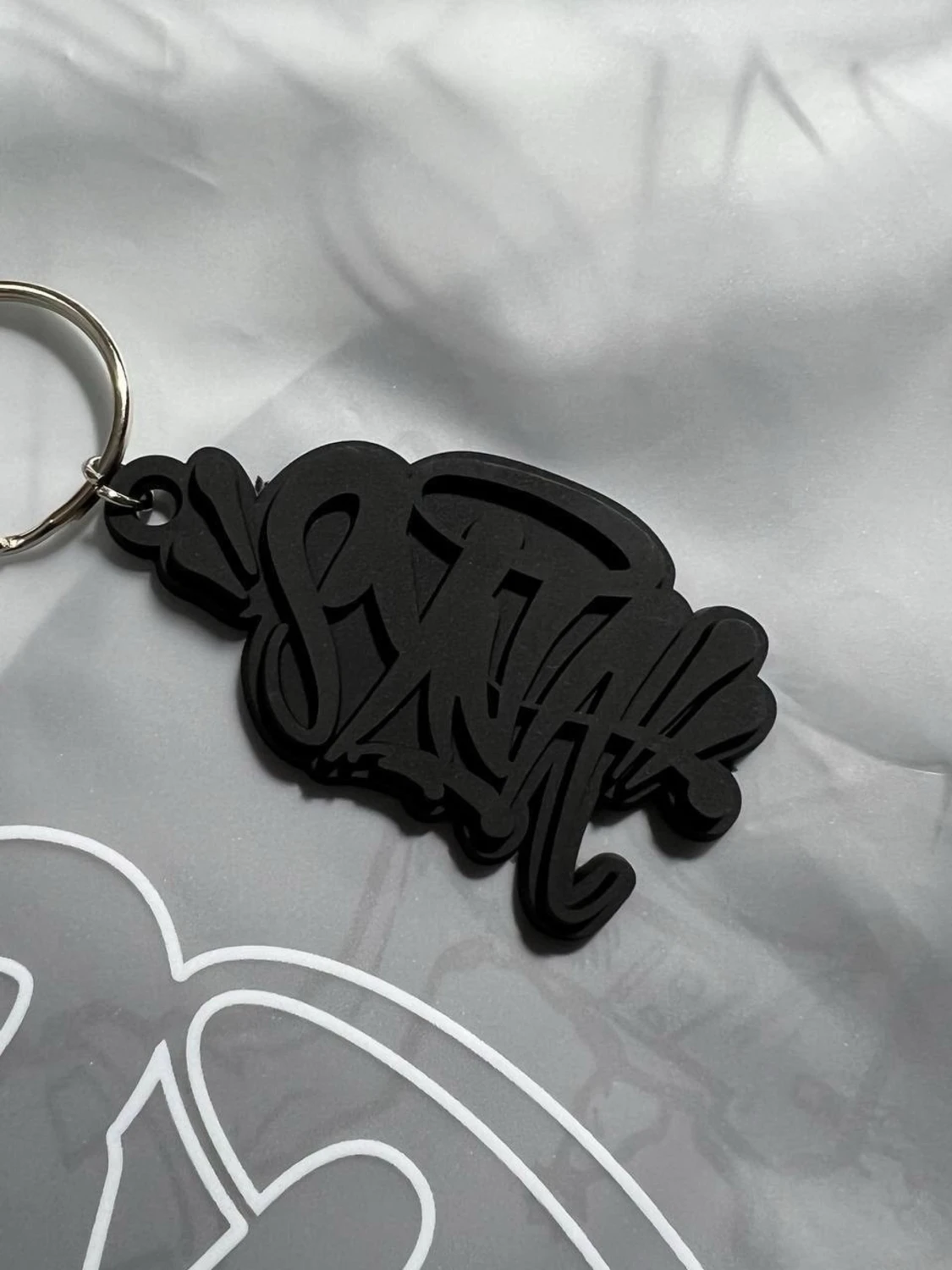 Svart mössa från SYNA med röd logga - 4