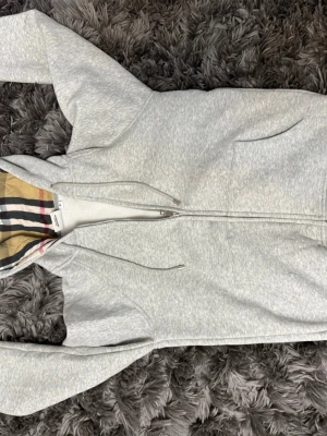 Burberry hoodie  - Säljer min burberry hoodie den inte passar mig, den är i storlek M men passar mer som en S och snarare XS. Den är in princip i nyskick eftersom jag aldrig använt förutom när jag testat den.