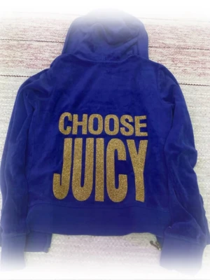 Vintage juicy jacka - Vintage juicy jacka, säljs ej längre! I perfekt skick, storlek xs💙 kontakta innan du trycker på köp nu och ta gärna ej instabox!!