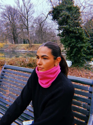 Rosa buff - Skrikrosa buff som såväl är funktionell som snygg. Tillverkad i mjuk fleece som känns skön mot huden och håller dig varm under kyliga dagar. Enkel och stilren design som passar till de flesta outfits. Tillverkat av ett uf företag - kolla gärna in vår instagram @tone.uf🩷