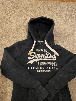 Superdry tjocktröja    - Väldigt bra skick storlek xs och har lite glitter på superdry loggan i designen 