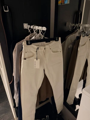 Vita ” Tiger of Sweden ” jeans ( HELT NYA ) - Snygga vita jeans från Tiger of Sweden i slim fit. Klassisk femficksdesign och stilren look, perfekta för dig som gillar en clean och lyxig look. Helt nya med tags kvar! Nypris: 1599