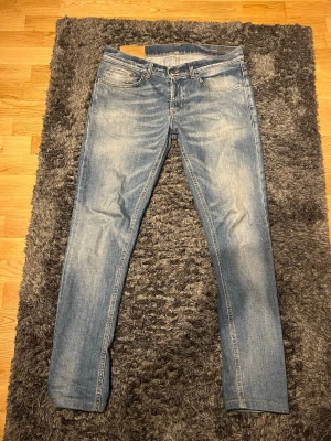 Blåa Dondups - Säljer nu mina riktigt schyssta dondups i efter traktade modellen george. Det är den nya så de är den mjuka modellen! Storlek 34 men passar 33! 