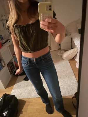 Grön topp - Super snygg grön topp som passar perfekt till vardag men även fest ! Använd en gång så i super bra skick. Bara att fråga efter fler bilder om du vill ha 😊